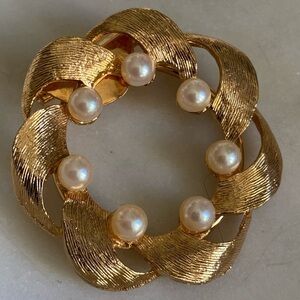Vintage gold tone and faux pearls Jeri Lou scarf pin clip